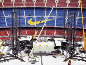 Climbing system lifts U2 concert stage